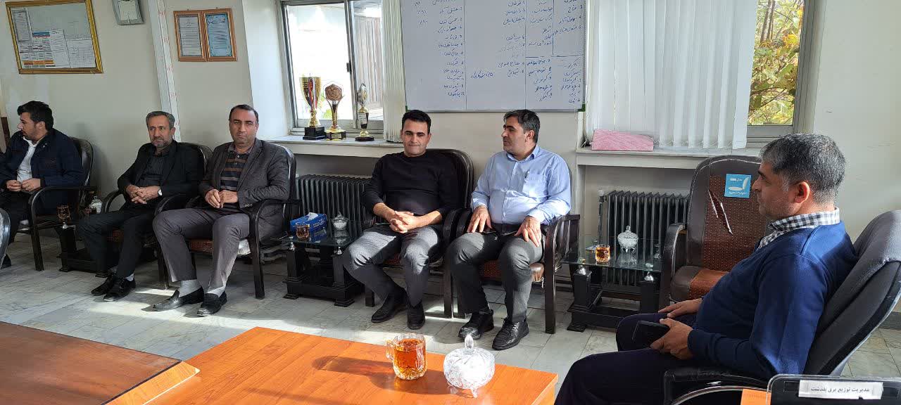 دیدار صمیمی مدیرعامل شرکت توزیع نیروی برق آذربایجان غربی با همکاران مدیریت توزیع برق پلدشت